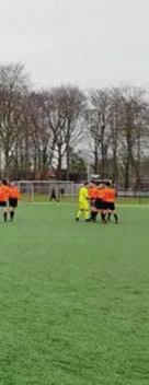 asv Dronten JO15-1 16 1-96 Jeugdafdeling (vervolg) over of net mis gingen. De Meern kwam er weer uit met een goede aanval.