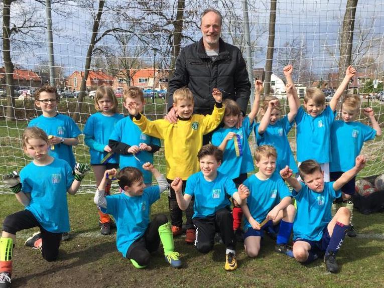 Op de foto zien we het sportieve team van groep 3-4 onder leiding van de vader van Teun. Koningsspelen / sportdag En dan alweer een sportieve prestatie: de koningsspelen.