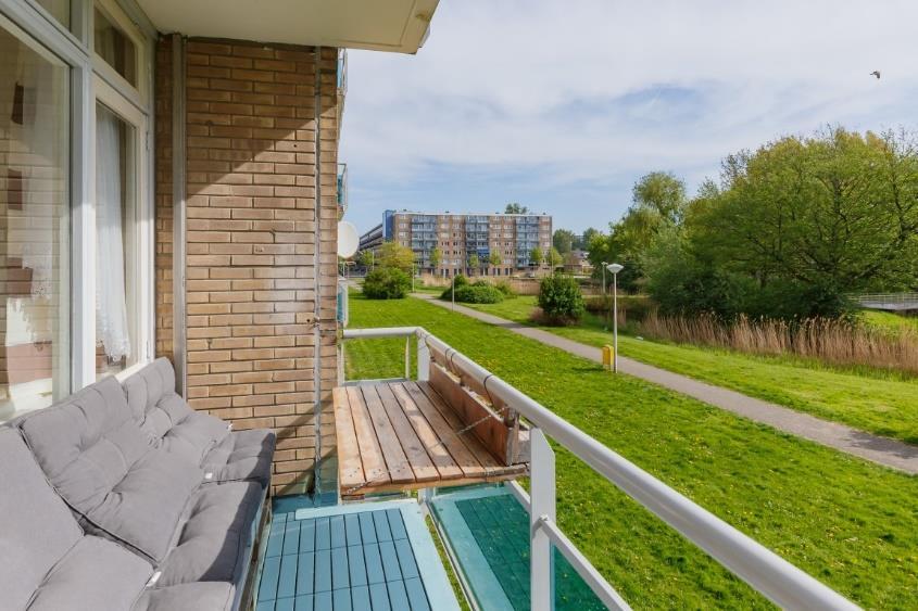 Het balkon is half overdekt, mede hierdoor