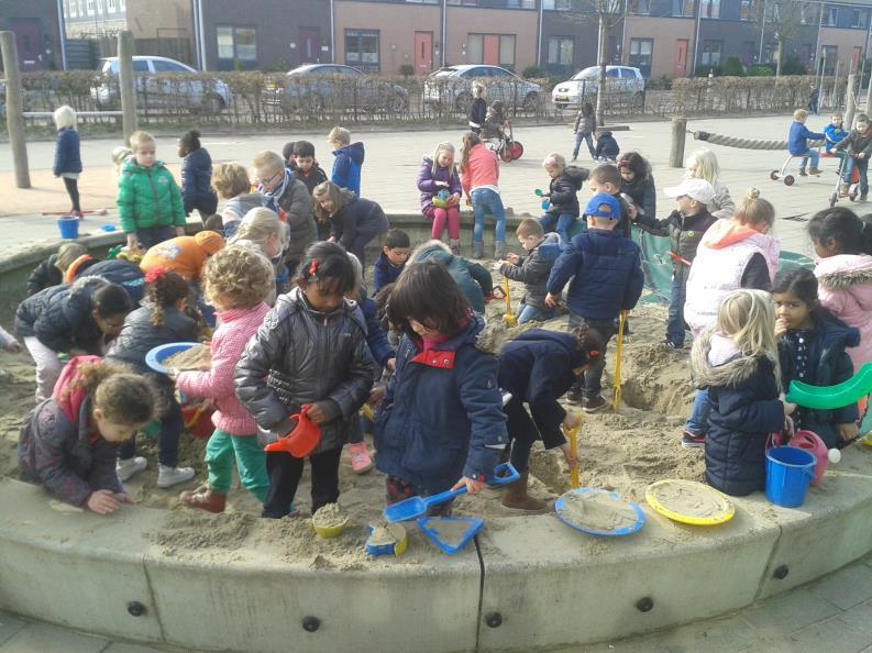 De zandbak is geopend Nu de zon al wat meer gaat schijnen, is het natuurlijk ook erg fijn om buiten in de zandbak te