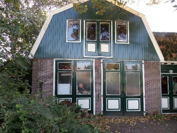 Werkplaats De werkplaats had in de voorgevel een grote deur en in de achtergevel een kleinere deur. Binnen was één grote ruimte. Er stonden verfblikken en aan één kant stond het glas.