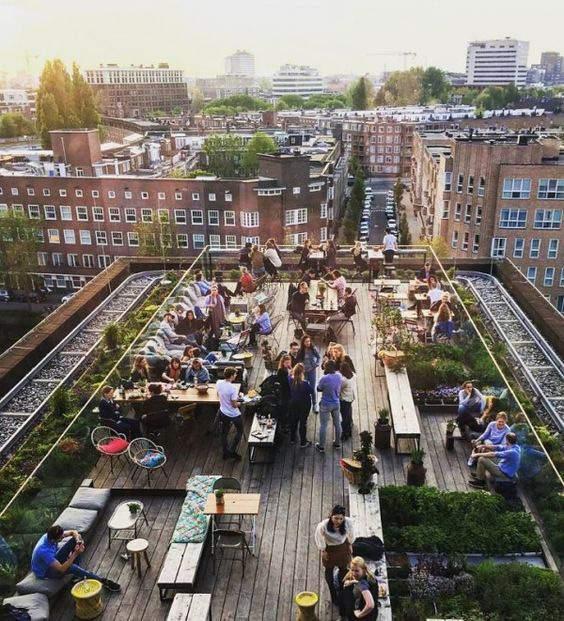 productie. In de architectuur zien we dit bijvoorbeeld terug in de toepassing van buitenzonwering en zonnepanelen.