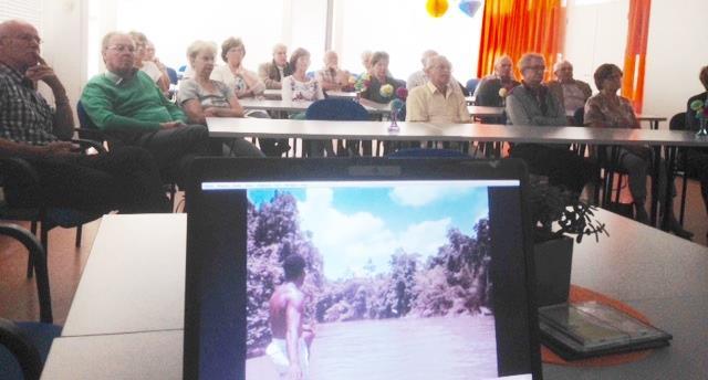 VERSLAG LEZING EN FILM VAN JAN VOSSEN Op 17 juni kwam Jan Vossen voor ongeveer 20 mensen zijn lezing geven over zijn diensttijd in Nieuw Guinea. Jan had zelf vlaai meegenomen.