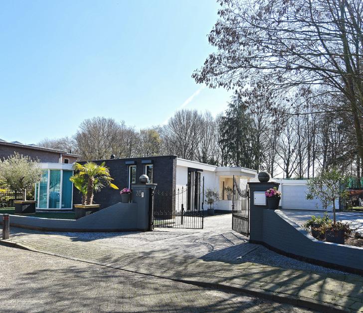 Op een rustige locatie in woonwijk Wilhelminadorp gelegen vrijstaande in 2017 grotendeels gerenoveerde bungalow op een riant perceel van maar liefst 1050 m2.