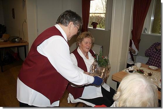 We dansten, zetten onze leidster Attie Heitmeyer en enkele leden in het zonnetje en genoten van een HIGH TEA.