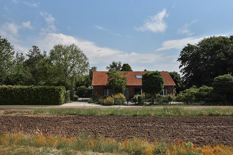 HIGHLIGHTS Prachtige vrijstaande woonboerderij Een goed onderhouden landschapstuin Fraai aangelegd met vijver, boomgaard, moestuin, kweekkas en diverse weides Een natuurlijk aangelegd weide-bos met