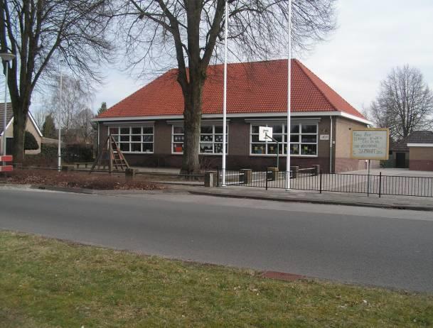 2. DE SCHOOL EN HAAR OMGEVING 2.1 Het ontstaan en de naam van de school De Christelijke Basisschool De Kiel staat in het dorp De Kiel. Ongeveer 23 leerlingen bezoeken onze school.