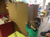 Donderdag kregen we twee grote dozen in de klas om een raket van te maken.