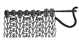 Passer ce fil dans une aiguille à laine et piquer celle-ci dans les deux premières mailles.