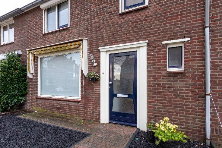 28m2). Centraal gelegen op ruim perceel van 195m2.