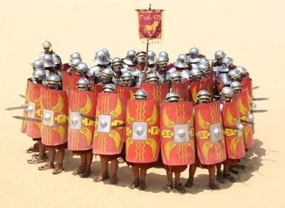 8. Rome In en rond de stad Rome woonde een machtig volk. Dat volk heette de Romeinen. Ze hadden een sterk leger.