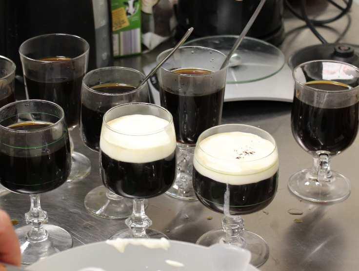 Irish coffee (Ierse koffie) (1 pers.) 15 ml. whisky 1 el. bruine basterd suiker 1 kopje koffie 3 el lobbig geklopte slagroom 1. Zet een kopje koffie 2.