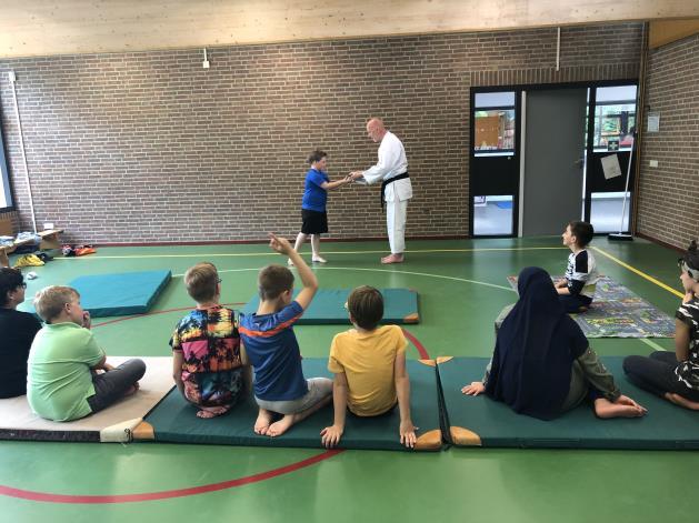 GROEP 3-4 We zijn naar de IJzertijdboerderij geweest. We mochten op jacht naar een nep konijn en een nep everzwijn.