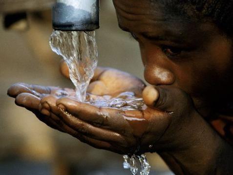 4. Drinken Bij water denk je gelijk aan drinken. Water heb je nodig om te kunnen leven. Zonder water ga je dood.