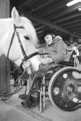 De stichting Stalvrienden maakt paardrijden mogelijk voor kinderen die niet terecht kunnen bij een gewone manege.