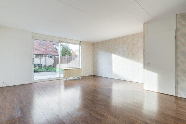 Deze nette tussenwoning ligt op een rustige locatie in de prettige en kindvriendelijke woonwijk "Westerwatering". De woning is gelegen aan een autoluwe straat.