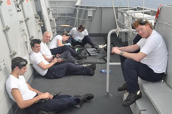 Piraten zijn niet bang, ze gaan de zee op in kleine bootjes, Dowhs genaamd, en op elke boot zitten zo n 6 tot 9 piraten.