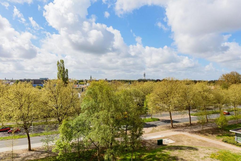 Het balkon: Vanuit de woonkamer bereikt u het woningbrede balkon, welke is gesitueerd