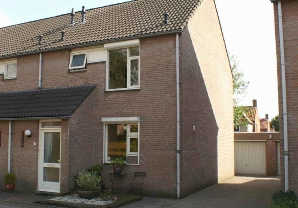 INLEIDING HYACINTSTRAAT 7, 5241 BH ROSMALEN Welkom bij ons kantoor Pennings Onroerende zaken Met deze brochure willen wij u zo goed mogelijk informeren over de woning aan de Hyacinstraat 7 Rosmalen.