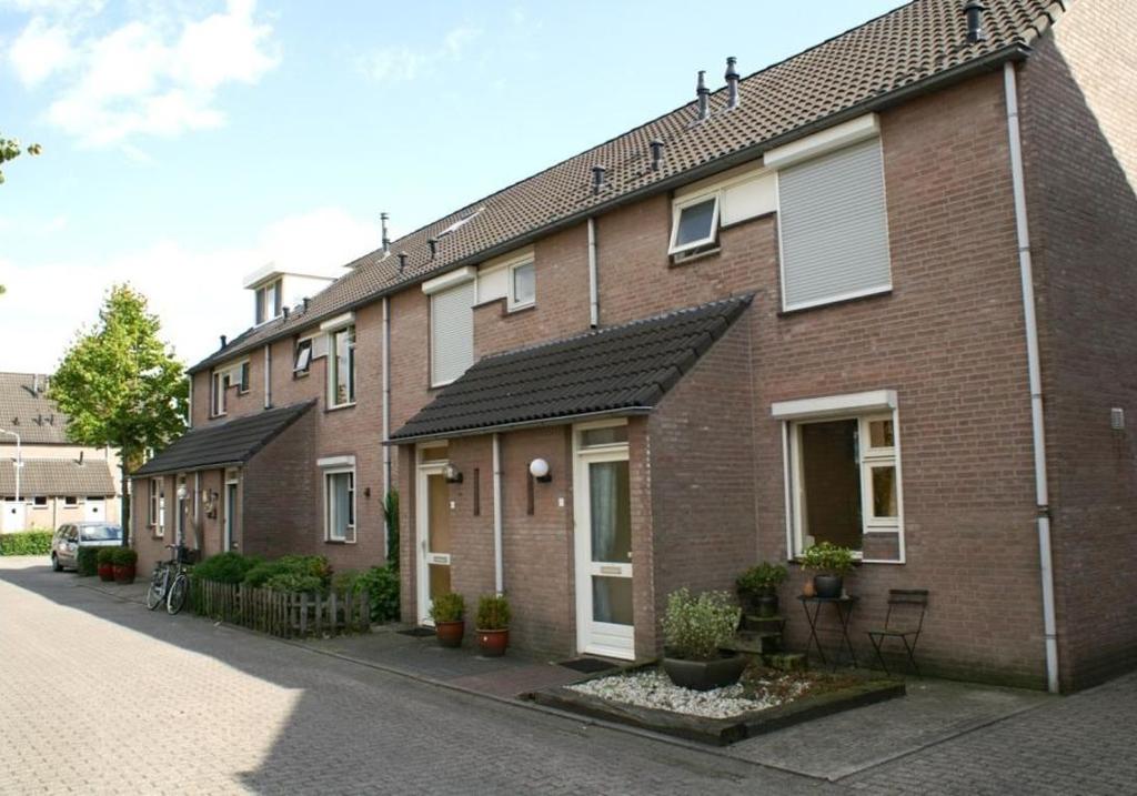 INLEIDING HYACINTSTRAAT 7, 5241 BH ROSMALEN Locatie : Gelegen in de wijk "het Ven" aan een rustige zijstraat.