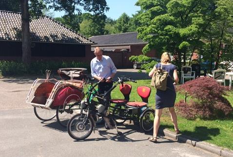 In een uur ging men met de duo fiets, de fiets of lopend de ervaring aan.