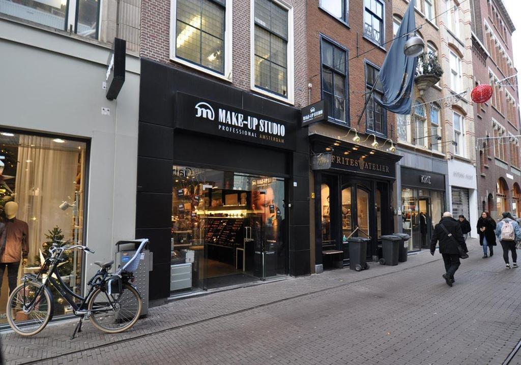 Winkels op een A 1 locatie in de Venestraat in Den Haag Aanbod detailhandel gemeente Den Haag Van het totale aanbod detailhandel in de regio Haaglanden bevindt zich 45% in gemeente Den Haag.