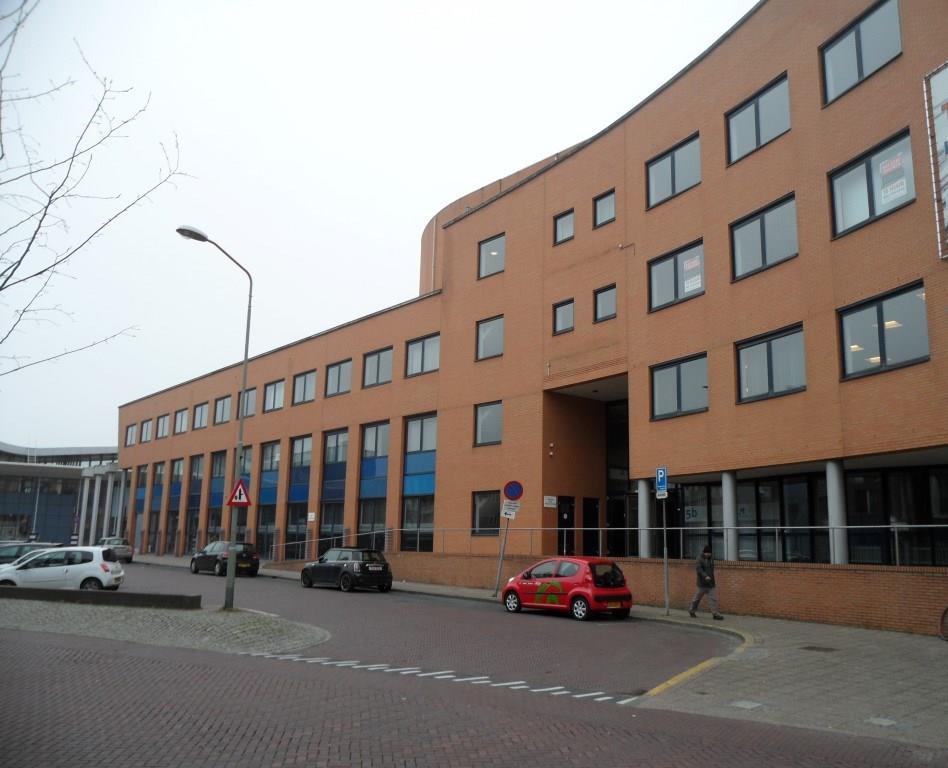 OBJECT Riant kantorencomplex, midden in het centrum van Sittard. Dit object bestaat uit meerdere kantorenvleugels- en units met een hoogwaardig afwerkingsniveau.