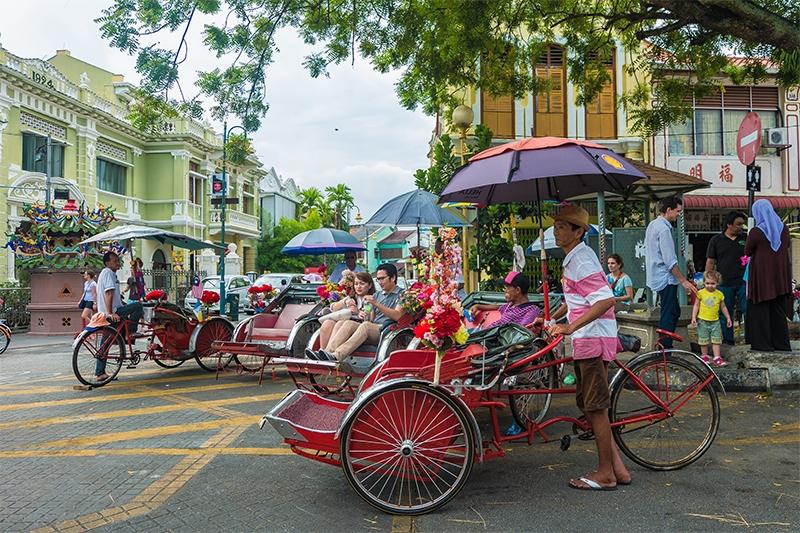 Dag 10 Penang 's Ochtends verken je Georgetown te voet. Het is een heerlijke, kleurrijke stad met veel antiekwinkeltjes, oude ambachten en becaks.
