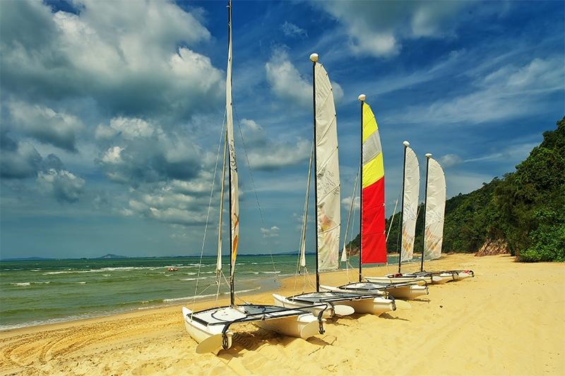 Dag 15 Cherating Vrije dag. Je kunt er een rustdag van maken, lekker rondhangen bij het zwembad van je hotel of bij het lange zandstrand dat afgezoomd wordt door casuarinabomen.