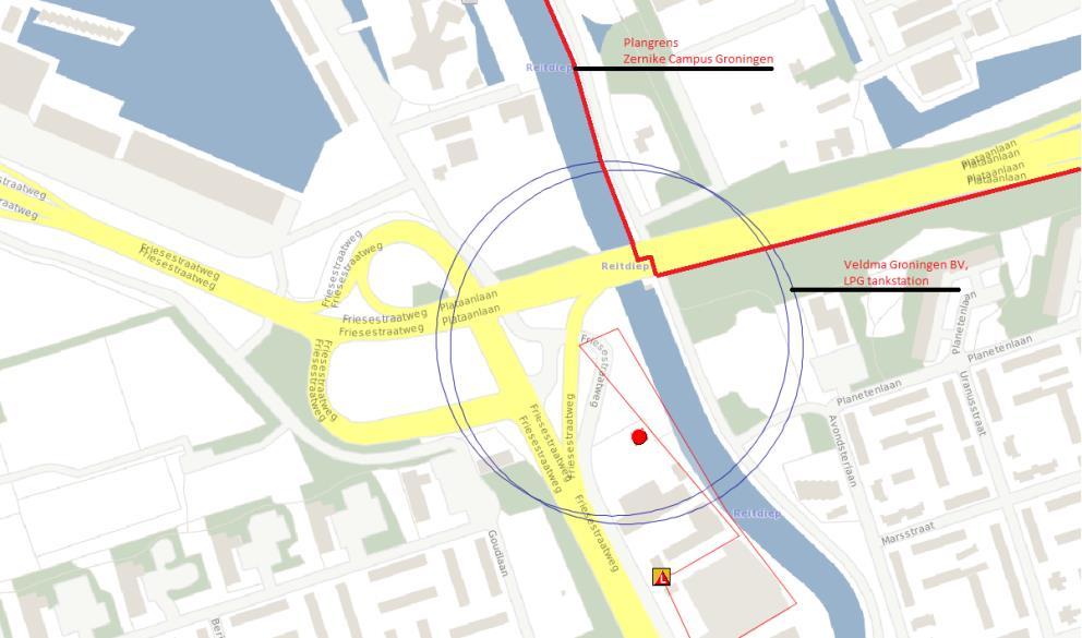 Figuur 4: Invloedsgebied LPG-tankstation (blauw), grens van het plangebied (rood) Binnen het invloedsgebied van het LPG-tankstation liggen wegen, water, groen en enkele bedrijven.