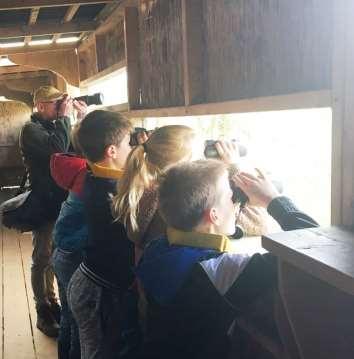 OT-Carl vaart de OT naar de aalscholverkolonie Oranjetipjes in de aalscholverkijkhut KD-op weg naar de aalscholvers Op 4 april was het nog niet zo warm, dus de Oranjetipjes hielden de jassen aan.