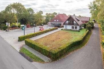 Indeling: entree, hal, trapopgang, slaap/werkkamer, woonkamer met tegelvloer voorzien van vloerverwarming, rookkanaal en schuifpui naar de tuin, open keuken in hoekopstelling met inbouwapparatuur,