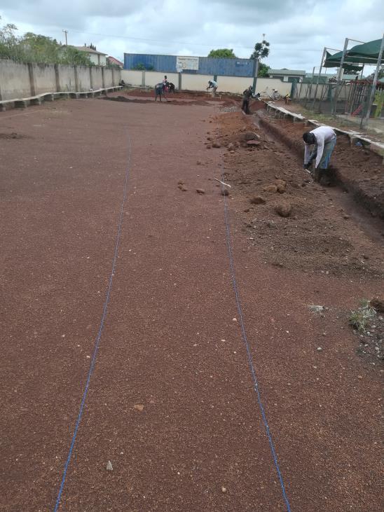 Verslag bouw Junior High School Circle of Life School Bakuniabao Sunyani Ghana door: Mark Joosten September Oktober 2018 Eind september is er begonnen met het uitzetten van de contouren van het