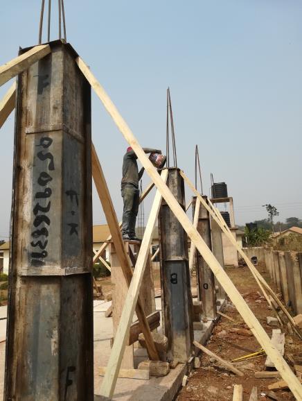 300 stuks planken van 30 cm x 390 cm en ca 300 stuks bamboepalen dienen te worden aangevoerd naar de bouwplaats.
