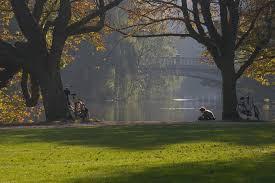 recreatiemogelijkheden. Het stadspark vormt een belangrijke drager en is tegelijkertijd een fysieke barrière tussen de kleinschalige kern Ouderkerk aan de Amstel en het grootstedlijke Amsterdam.