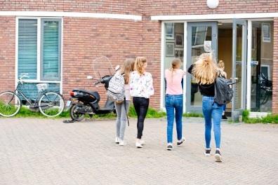 Afspraken absentie Verzuim Te laat? Volgende dag 8 uur melden Absent met reden (dokter, ortho ) Ouders melden van te voren via mail: absentie-poort@hetbaken.