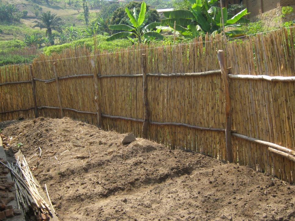 Het bestuur van stichting SODUON en CIDEBU heeft daarna besloten om een hek te plaatsen ter bescherming van de boerderij.