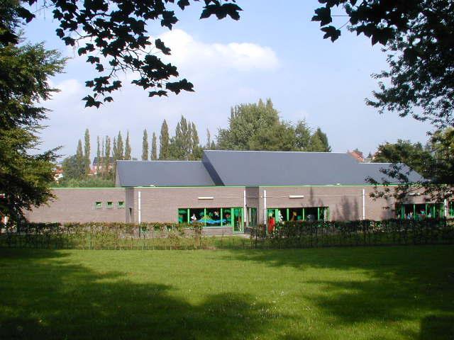 Onze kleuterschool is gelegen in een groene omgeving! - De kleuterschool en de lagere school vormen samen de gemeentelijke basisschool Wauterbos, maar zijn wel apart gelegen.