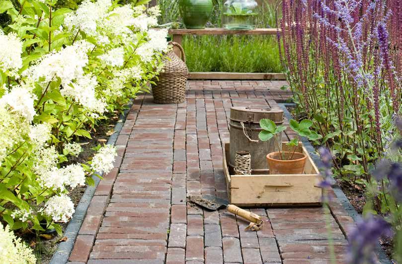 Handen in de aarde BEZANDE VORMBAKSTENEN Vormbakstenen zijn bij uitstek geschikt voor een groene vingers tuin! Tuinieren is je grote hobby en je bent het liefst de hele dag buiten.