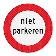 . b. Mevrouw, u wilt hier niet parkeren. c. Mevrouw, parkeren is hier verboden. Opdracht 11: Lees de situatie en reageer.