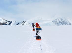 Basecamp (2194m) Het basiskamp op de Kahiltna gletsjer (de langste gletsjer in de wereld) is een plek waar expedities niet lang verblijven.