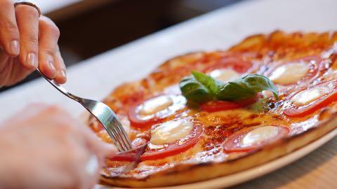 HEerlijk diner (2 personen) GEZONDE PIZZA MARGHERITA Discover Een grote bloemkool 50 g havermout 2 eieren Zout Italiaanse kruiden en basilicum 1 bol light mozzarella 4 el tomatensaus en kerstomaatjes