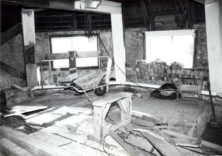 Tijdens de restauratie van 1980-81. De woning in de molen wordt hersteld.