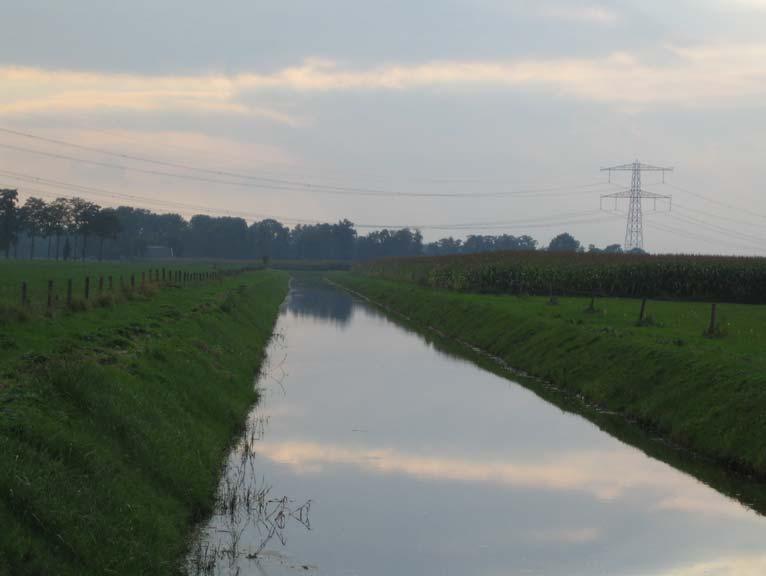 De waterlopen ten zuiden van Hooge Laars Leiding gericht op Regge, waterlopen ten noorden van Hooge Laars Leiding gericht op (watergangen langs) Kanaal.