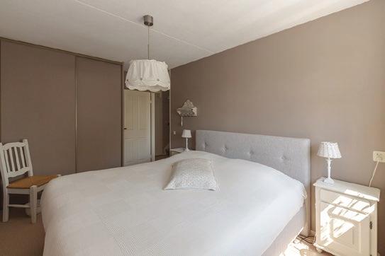 69, ruime slaapkamer met een Velu dakraam en comfortabele airconditioning. Deze kamer biedt mogelijkheden voor het realiseren van een etra slaapkamer.