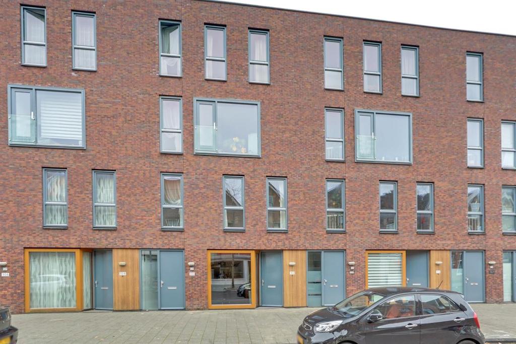 Omschrijving Ruim appartement gelegen op de begane grond en eerste verdieping met tuin, eigen parkeerplek in garage en inpandig schuur. Het appartement ligt in Carnisse, Charlois.