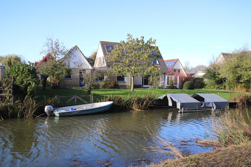 LOLLUM ALD HAVEN 43 Mooi en rustig gelegen vrijstaand woonhuis met uitgebouwde hal, kantoor, slaapkamer, bijkeuken en garage met kapconstructie op ruime kavel aan het water met veel privacy.