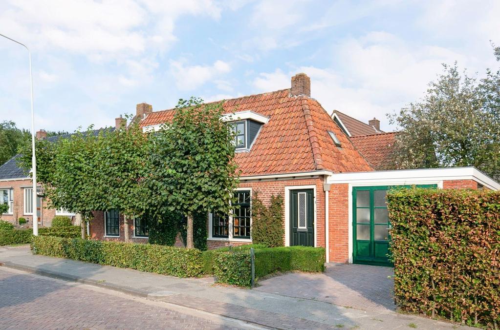 Siercksmawei 8 9138 SX Niawier Inleiding In het noorden van Friesland, in het dorp Niawier, ligt deze sfeervolle vrijstaande woning op 210 m2 eigen grond aan een rustige straat.