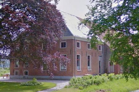 Boerderij van het oudere Oldambtster type met asymmetrisch ingedeeld voorhuis. Op deze locatie was reeds in de de 17e eeuw een boerderij aanwezig.