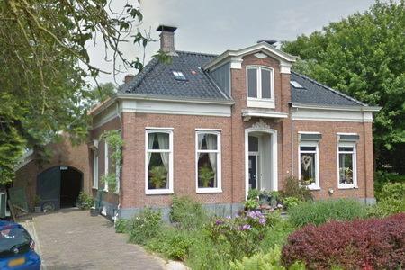 Op deze locatie was reeds in de 16e eeuw een boerderij aanwezig. Gelegen op erf met stookhok en bijschuur. Boerderij van het Oldambtster type uit circa 1870.